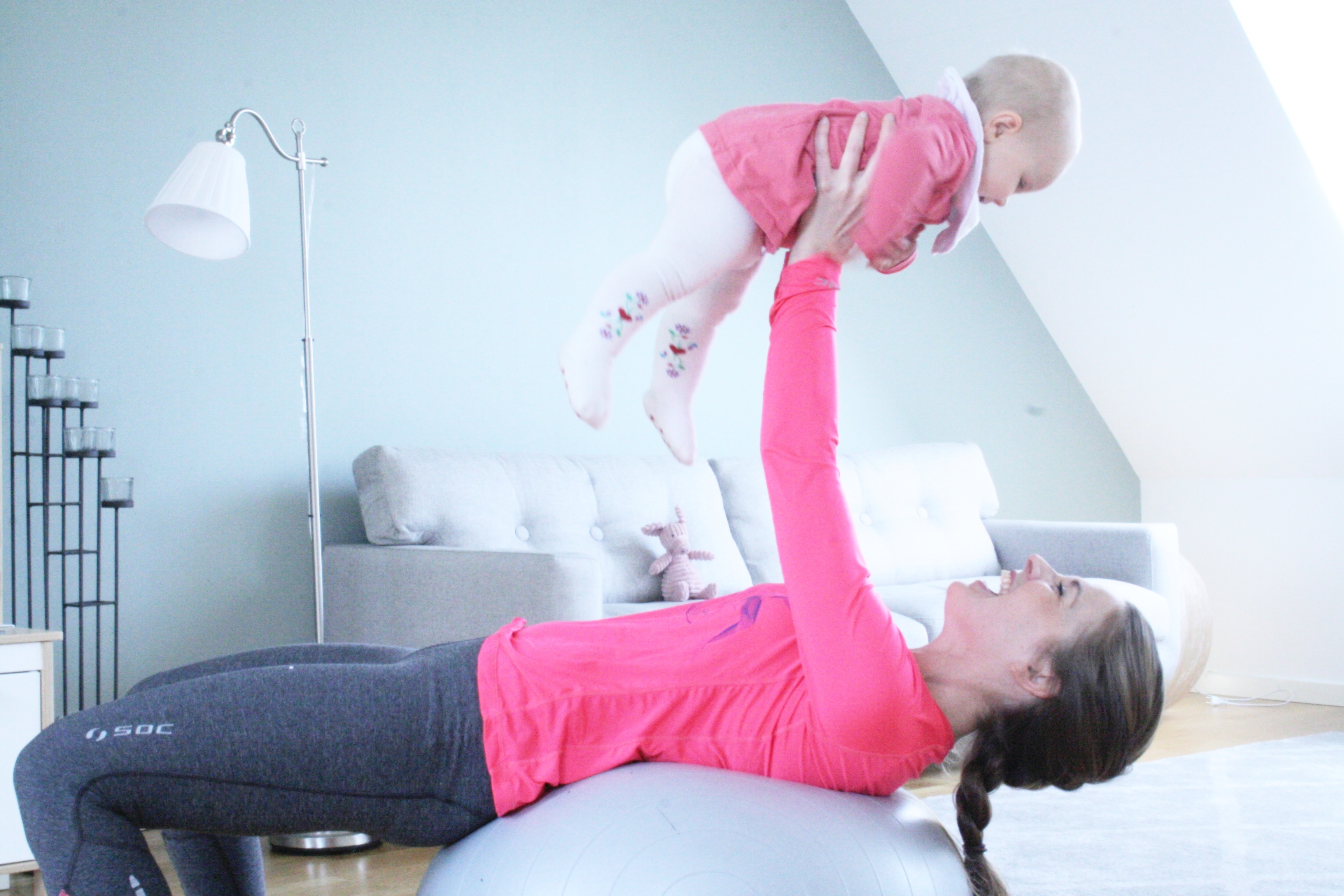 Mammaträning - Johanna visar övning med barn